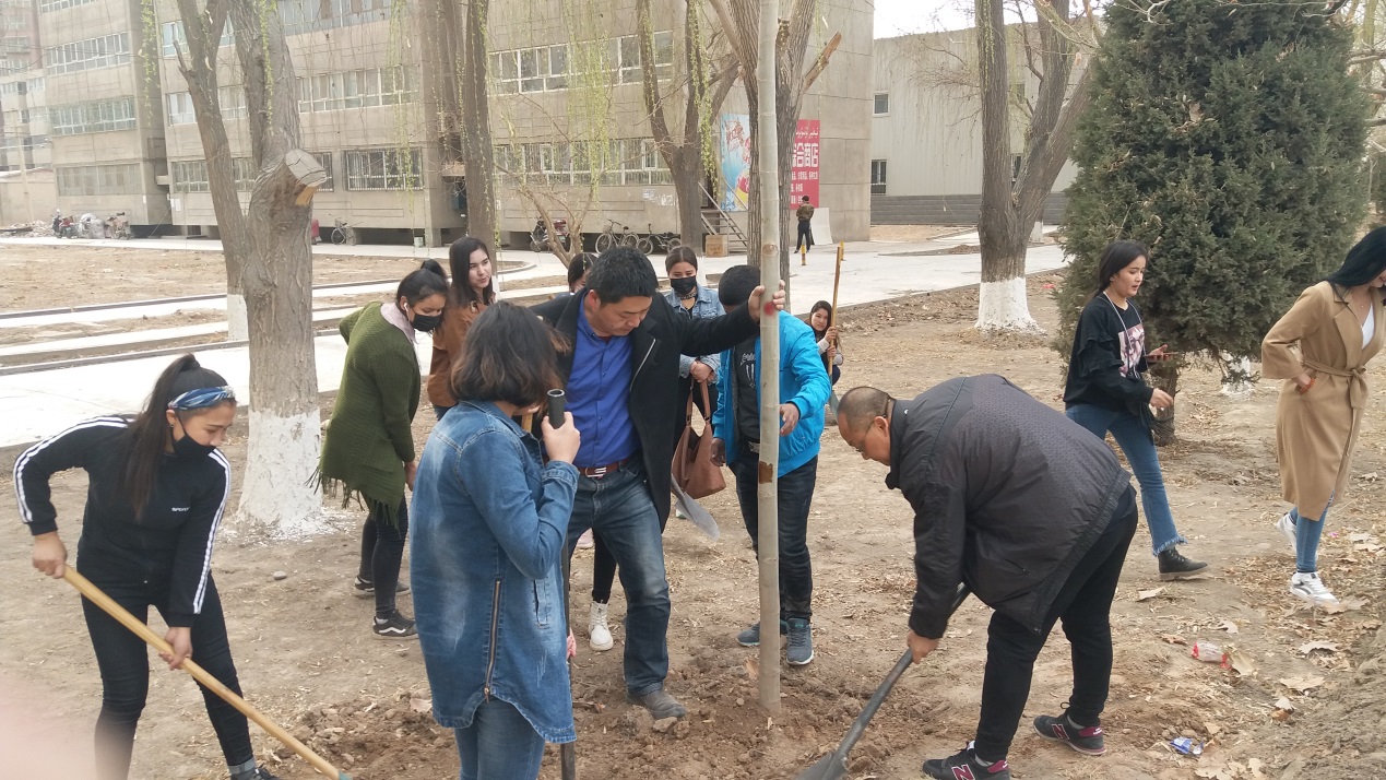 信息工程系组织义务植树劳动